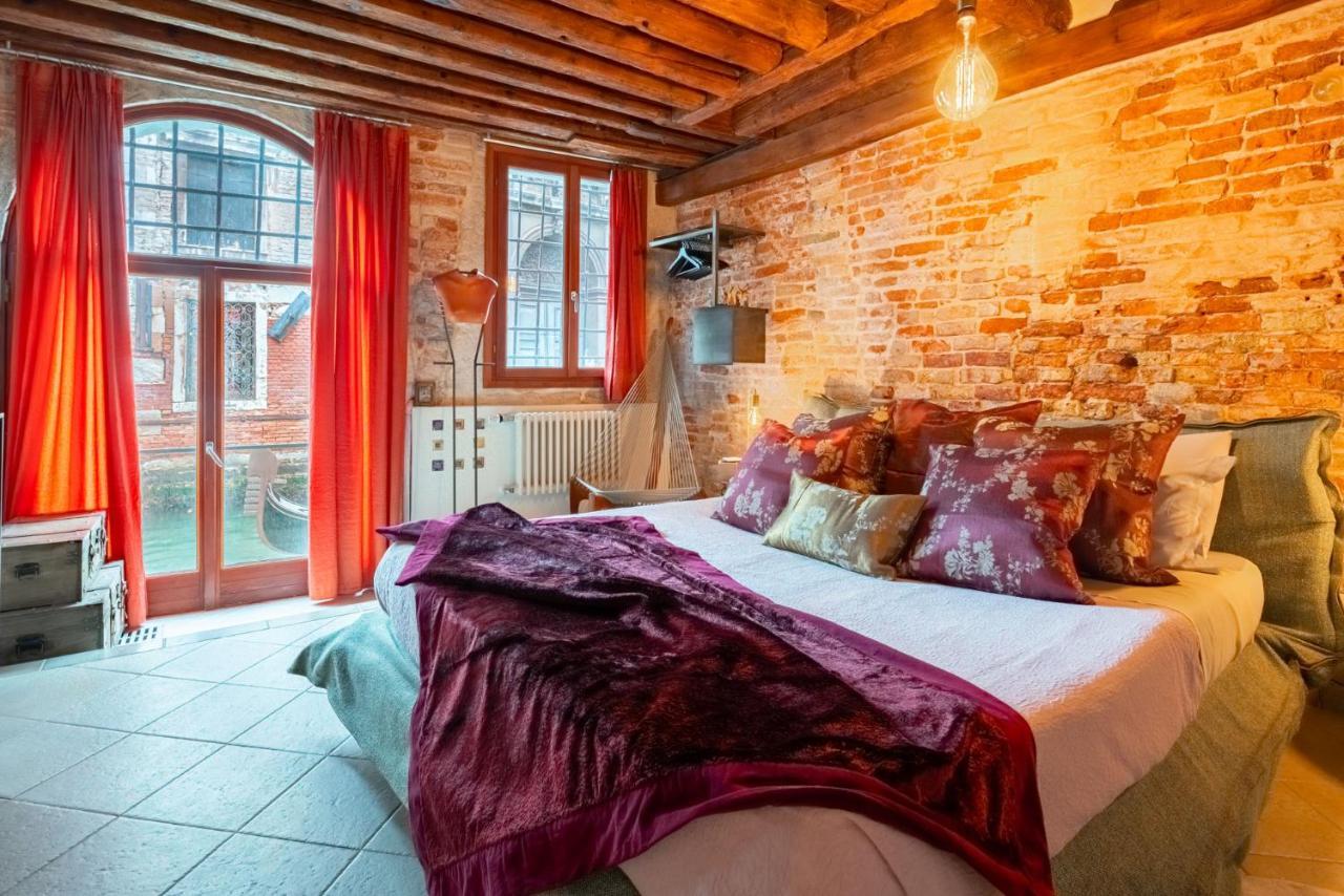 Casa Manina Sul Ponte - Your Private Canal View Velence Kültér fotó