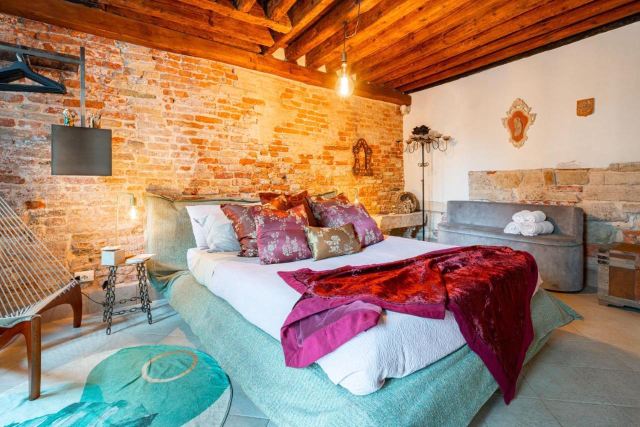 Casa Manina Sul Ponte - Your Private Canal View Velence Kültér fotó