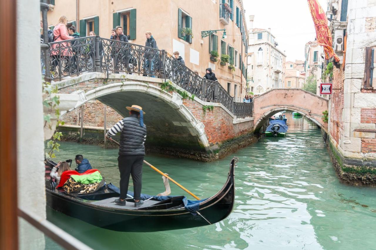 Casa Manina Sul Ponte - Your Private Canal View Velence Kültér fotó