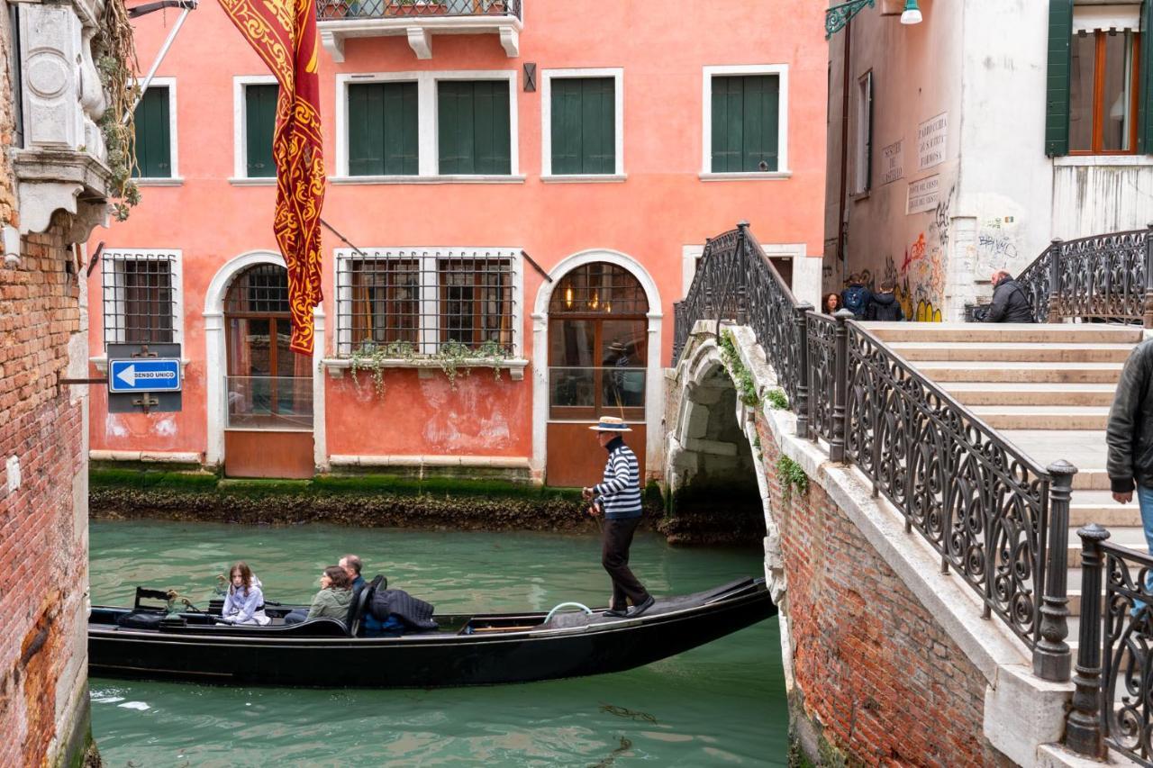 Casa Manina Sul Ponte - Your Private Canal View Velence Kültér fotó