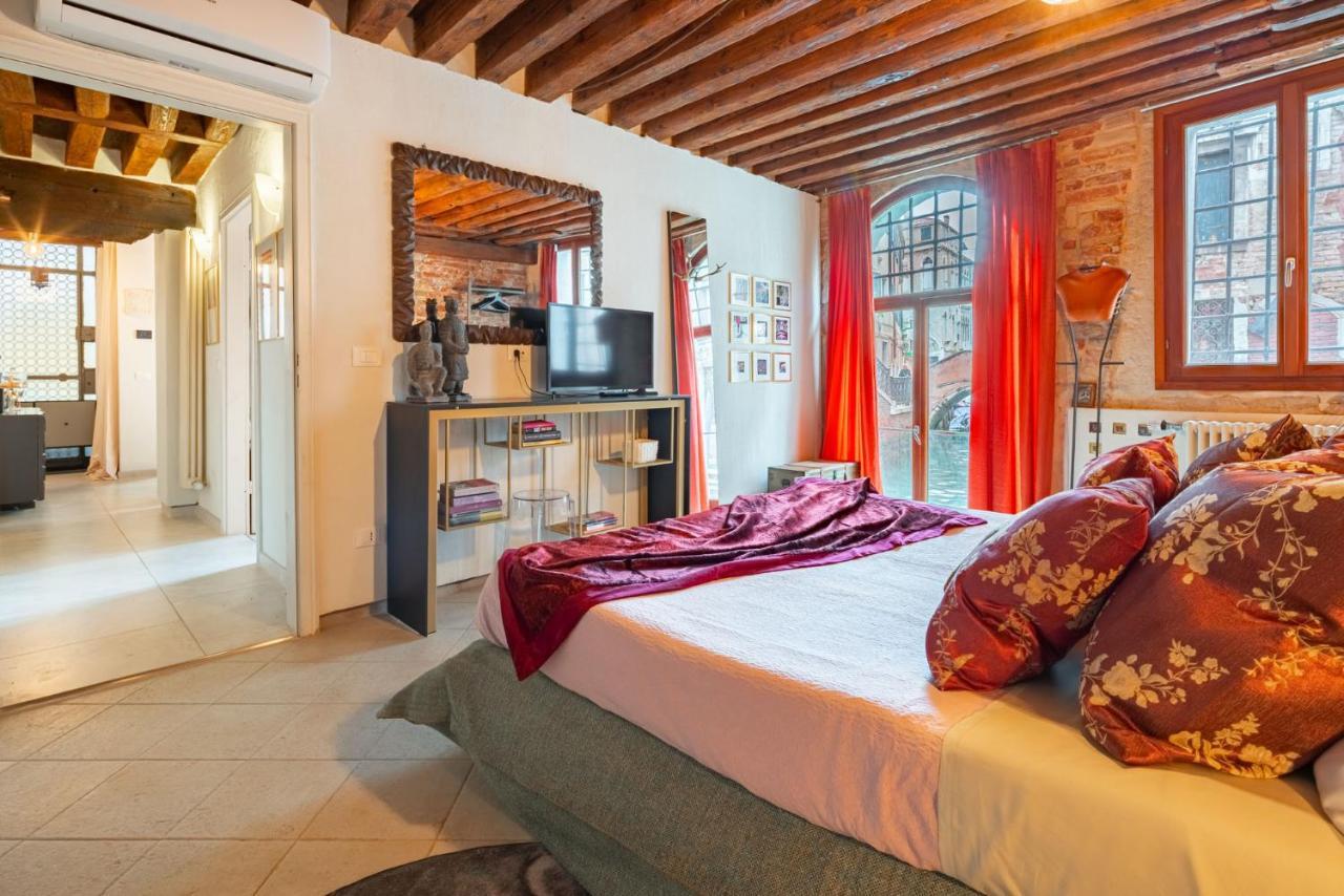Casa Manina Sul Ponte - Your Private Canal View Velence Kültér fotó