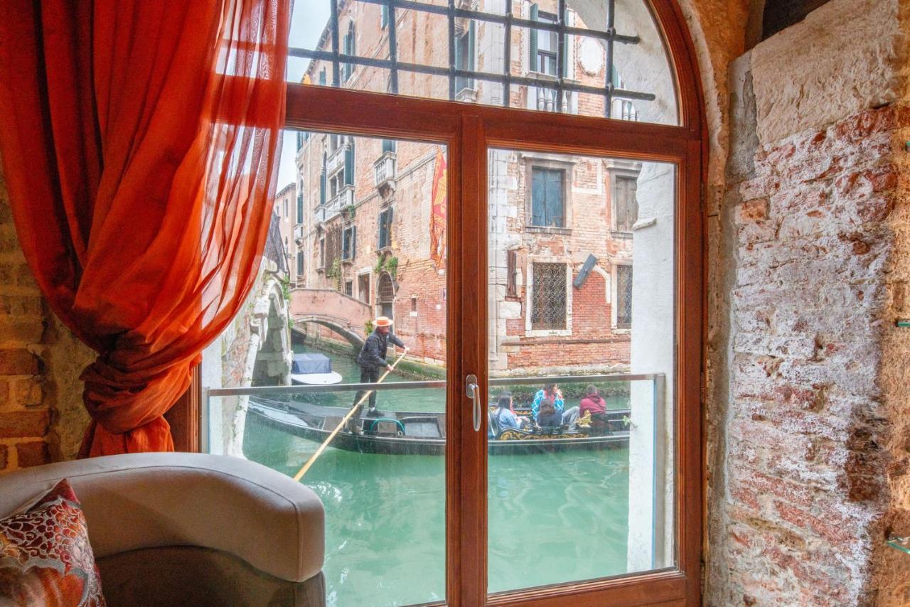 Casa Manina Sul Ponte - Your Private Canal View Velence Kültér fotó