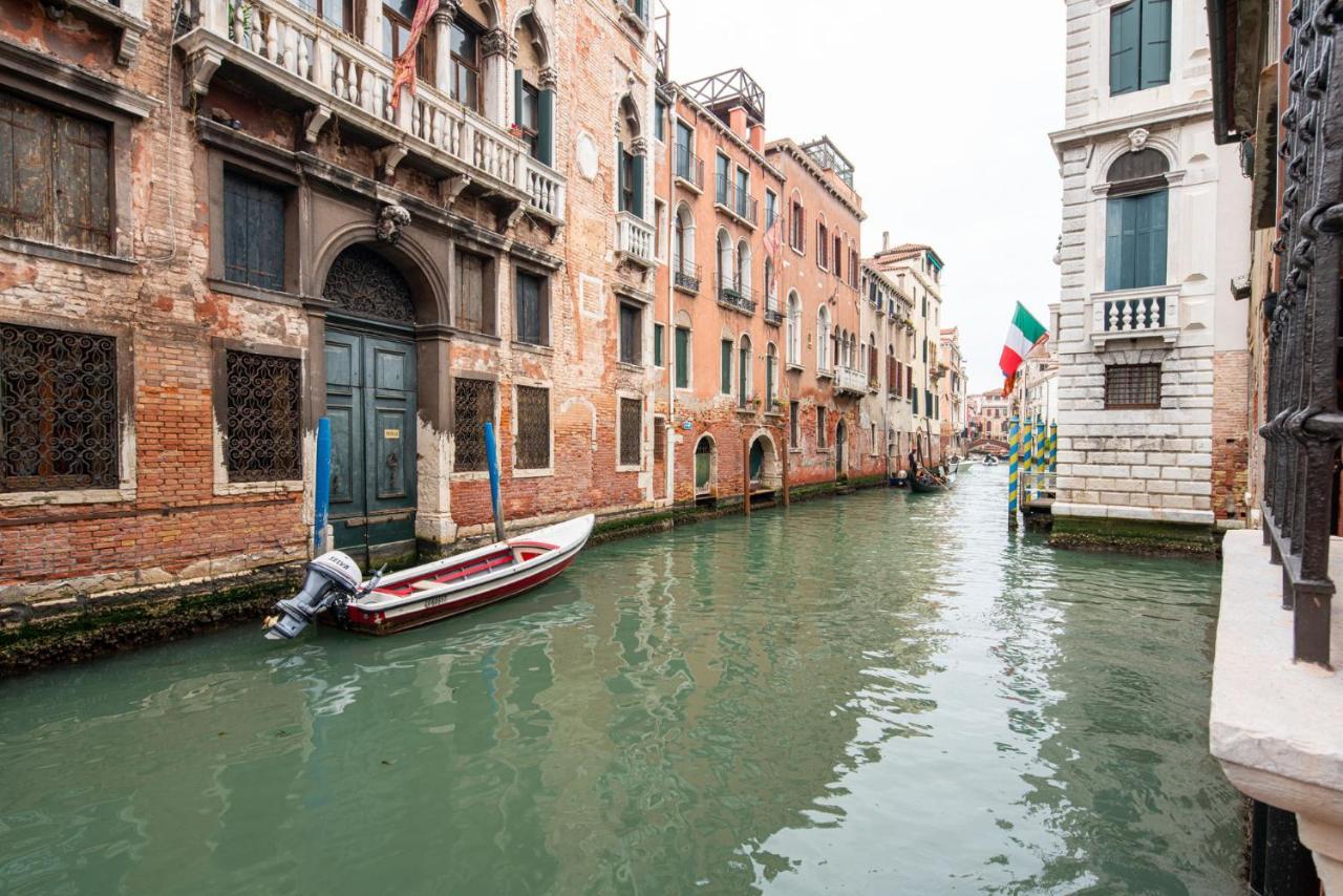 Casa Manina Sul Ponte - Your Private Canal View Velence Kültér fotó